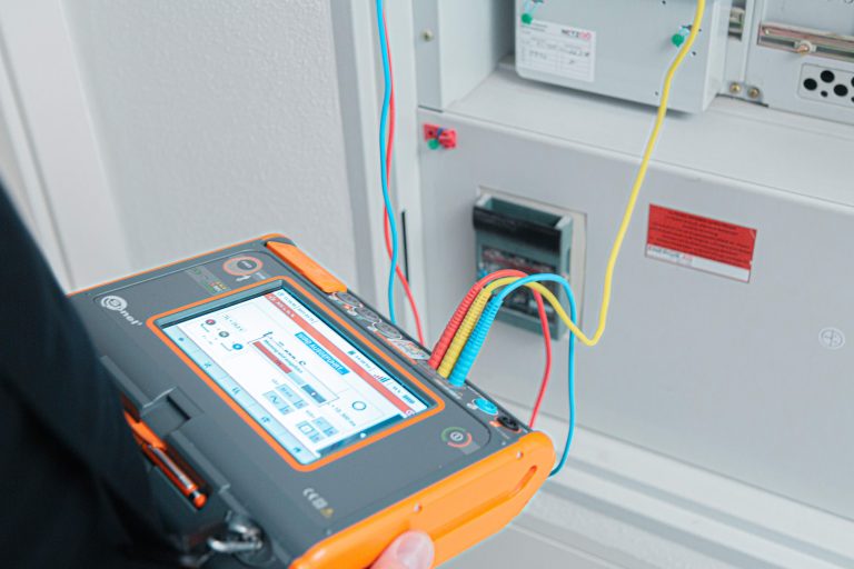 Elektrotechnische Überprüfungen - BRUNNER-Elektrotechnik - Foto: Alexander Moser - Gmunden / Graz - UX & Grafik Design